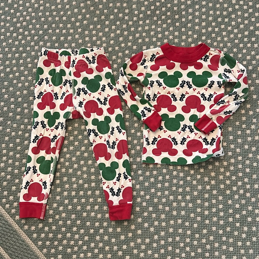 Hanna Anderson x Disney holiday pjs